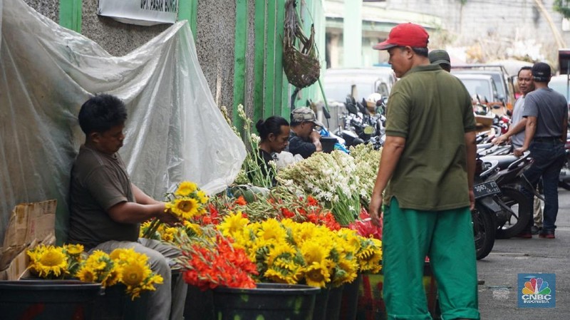 Euforia hari kasih sayang ini menjadikan para pedagang bunga di Pasar Bunga Rawa Belong kebanjiran permintaan.