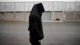 Seorang pekerja migran dari El Savador berjalan di Piedras Negras, Meksiko. Ia sebelumnya gagal mencapai Amerika Serikat dari Rio Bravo. (REUTERS/Alexandre Meneghini)