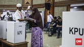 Difabel diarahkan memilih sesuai disabilitasnya. Bagi tunanetra, misalnya, menggunakan alat bantu huruf braile. ( CNN Indonesia/ Hesti Rika )