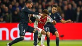 Barisan pertahanan Madrid harus berjibaku untuk menghentikan aksi-aksi pemain muda tuan rumah seperti ketika Sergio Reguilon dan Sergio Ramos mencoba mengadang David Neres. (REUTERS/Wolfgang Rattay)