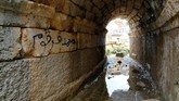 Grafiti di dinding batu yang menambah keunikan dan orisinalitas bangunan. (REUTERS/Esam Omran Al-Fetori)