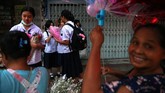 Meski identik dengan ungkapan cinta dan kasih sayang, tak semua orang merayakan Hari Valentine dengan cara yang sama. (REUTERS/Athit Perawongmetha)