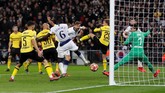 Tiga menit berselang dari gol Vertonghen, Fernando Llorente kembali membuat pendukung Tottenham Hotspur berpesta. Tandukan menyambut sepak pojok Christian Eriksen berbuah gol ketiga The Lilywhites. (Reuters/Matthew Childs)