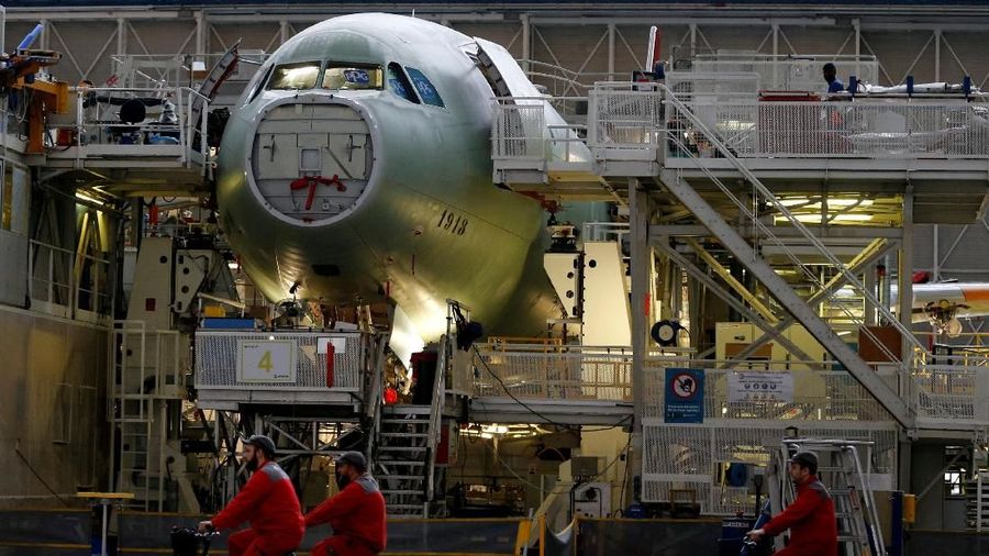 Airbus mengumumkan akan berhenti memproduksi pesawat A380 pada tahun 2021.