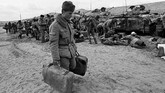 Para perwira juga tidak bisa menjelaskan alasan mereka menyerbu Afghanistan, dan membuat banyak serdadu bingung dan frustasi. (REUTERS/Sergei Karpukhin)