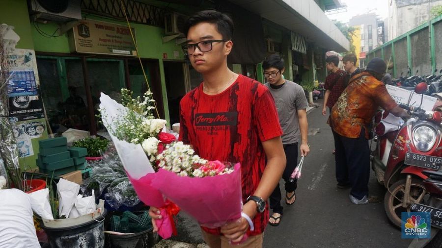 Euforia hari kasih sayang ini menjadikan para pedagang bunga di Pasar Bunga Rawa Belong kebanjiran permintaan.