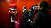 Sedangkan di Meksiko, seorang pria turut merayakan Valentine dengan membagikan kondom secara gratis. Dia mengenakan kostum yang merepresentasikan kondom di salah satu area publik di Meksiko pada Hari Kondom Internasional yang diperingati satu hari sebelum Hari Kasih Sayang, Rabu (13/2). (REUTERS/ Carlos Jasson)