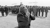 Suasana kepulangan para serdadu Uni Soviet disambut dengan suka cita dan kesedihan. (REUTERS/Sergei Karpukhin)