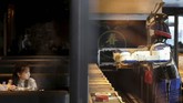 Robot pelayan membawa makanan ke meja di restoran robot Hajime di Bangkok, Thailand. (REUTERS/Jorge Silva)