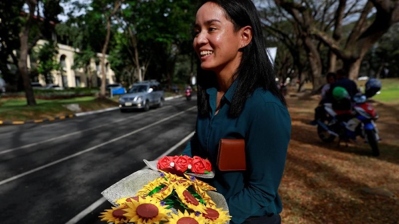 Pengusaha asal Filipina menemukan sebuah ide kreatif membuat bunga berbahan origami di hari Valentine