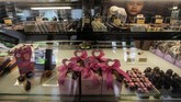 Sementara di Indonesia, pengusaha cokelat banjir pembelian. Jelang perayaan Hari Valentine, pengelola Cokelat Monggo meningkatkan jumlah produksi dari rata-rata 300 kg menjadi 400 kg per hari dengan berbagai jenis produk yang dijual. (ANTARA FOTO/Andreas Fitri Atmoko/aww.)