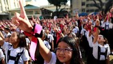 Sementara sejumlah siswa St Scholastica's College, Manila, Filipina, merayakan Valentine dengan ikut serta menari dalam kampanye global One BIllion Rising pada Kamis (14/2). Kampanye global itu bertujuan untuk mengakhiri kekerasan terhadap perempuan dan anak. (REUTERS/Eloisa Lopez)