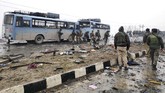 Jaish-e-Mohammed adalah kelompok berbasis di Pakistan dan beroperasi di kedua sisi perbatasan negara yang sedang dipersengketakan. (Reuters/Younis Khaliq)