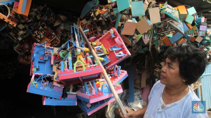 Limbah karet sisa pabrik diubah pengrajin kampung Rawa Semut menjadi pajangan rumah dan mainan anak-anak.