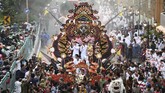 Gubernur Jawa Timur Khofifah Indar Parawansa (kiri) bersama Wakil Gubernur Jawa Timur Emil Elestianto Dardak (tengah) dan istrinya Arumi Bacshin (kanan) menyapa warga ketika diarak menuju Gedung Negara Grahadi, Surabaya, 14 Februari 2019). (ANTARA FOTO/Zabur Karuru)