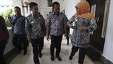Gubernur Jawa Timur Khofifah Indar Parawansa (kanan) berbincang dengan Wakil Gubernur Jawa Timur Emil Elestianto Dardak (kedua kiri) dan Sekretaris Daerah Provinsi Jawa Timur Heru Tjahjono (kedua kanan) saat meninjau tempat kerja di kompleks Kantor Gubernur Jatim, Surabaya, 15 Februari 2019. (ANTARA FOTO/Moch Asim)