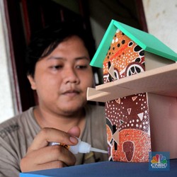 Melihat Pembuatan Mainan dari Limbah Busa Spon