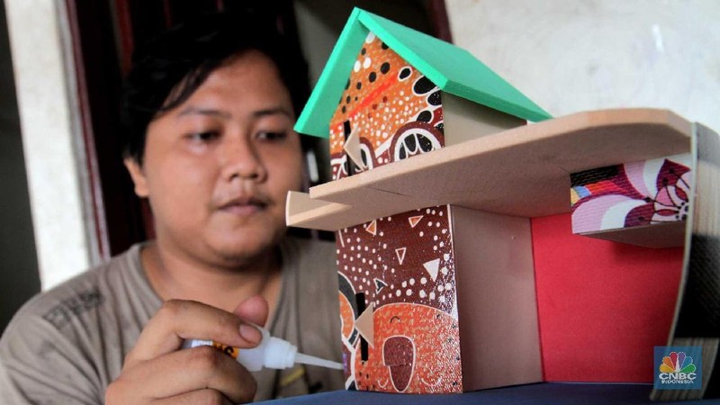 Limbah karet sisa pabrik diubah pengrajin kampung Rawa Semut menjadi pajangan rumah dan mainan anak-anak.