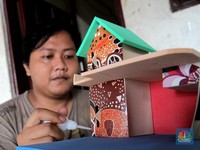 Melihat Pembuatan Mainan dari Limbah Busa Spon