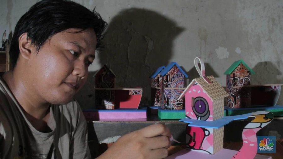 Limbah karet sisa pabrik diubah pengrajin kampung Rawa Semut menjadi pajangan rumah dan mainan anak-anak.