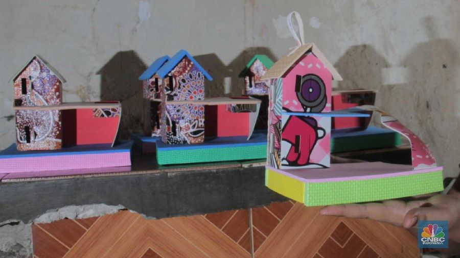 Pengrajin membuat rumah mainan dari limbah Karet Spon di Bekasi, Jawa Barat, Kamis (14/2).Limbah Karet sisa pabrik diubah pengrajin kampung Rawa Semut menjadi pajangan rumah dan mainan anak-anak dengan harga Jual Rp.10.000- Rp.50.000.

Ini juga merupakan salah satu usaha dengan modal yang relatif kecil yaitu wirausaha pembuatan souvenir dari bahan busa spon.

Busa spon yang dibentuk menyerupai hati, lingkaran, oval, bentuk kupu-kupu atau bentuk hewan yang lain dan pada permukaannya diberi tulisan berwarna-warni menurut permintaan pembeli ini sangat digemari oleh anak-anak hingga orang dewasa.

Suvenir dari bahan busa spon ini dapat dipergunakan untuk gantungan kunci motor dan mobil, tas, dan dapat juga di pajang di dinding-dinding rumah sebagai hiasan.  (CNBC Indonesia/Muhammad Sabki)