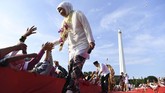 Khofifah Indar Parawansa (kiri) menyampaikan pidato pertamanya sebagai gubernur di hadapan masyarakat Jatim di komplek Tugu Pahlawan, Surabaya, 14 Februari 2019. (ANTARA FOTO/Zabur Karuru)