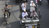 Gubernur Jawa Timur Khofifah Indar Parawansa (kanan) bersama Wakil Gubernur Jawa Timur Emil Elestianto Dardak (kedua kanan) menyapa warga dari atas mobil jip saat berparade di Jalan Wonokromo, Surabaya, 14 Februari 2019. (ANTARA FOTO/Moch Asim)