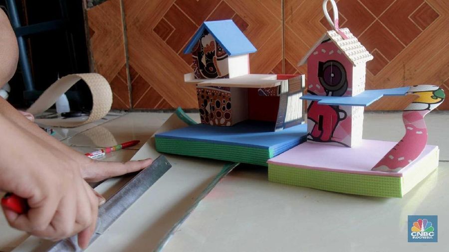 Pengrajin membuat rumah mainan dari limbah Karet Spon di Bekasi, Jawa Barat, Kamis (14/2).Limbah Karet sisa pabrik diubah pengrajin kampung Rawa Semut menjadi pajangan rumah dan mainan anak-anak dengan harga Jual Rp.10.000- Rp.50.000.

Ini juga merupakan salah satu usaha dengan modal yang relatif kecil yaitu wirausaha pembuatan souvenir dari bahan busa spon.

Busa spon yang dibentuk menyerupai hati, lingkaran, oval, bentuk kupu-kupu atau bentuk hewan yang lain dan pada permukaannya diberi tulisan berwarna-warni menurut permintaan pembeli ini sangat digemari oleh anak-anak hingga orang dewasa.

Suvenir dari bahan busa spon ini dapat dipergunakan untuk gantungan kunci motor dan mobil, tas, dan dapat juga di pajang di dinding-dinding rumah sebagai hiasan.  (CNBC Indonesia/Muhammad Sabki)