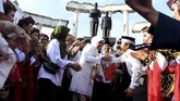Gubernur Jawa Timur Khofifah Indar Parawansa (tengah) bersama Wakil Gubernur Jawa Timur Emil Elestianto Dardak menyapa warga di kawasan Tugu Pahlawan, Surabaya, Jawa Timur, 14 Februari 2019. (ANTARA FOTO/Zabur Karuru)