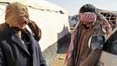 Pejuang kelompok ISIS yang melarikan diri dari garis depan Baghouz, dekat perbatasan Irak, setelah tertangkap oleh pasukan SDF pada 30 Januari 2019 lalu. (Delil SOULEIMAN / AFP)
