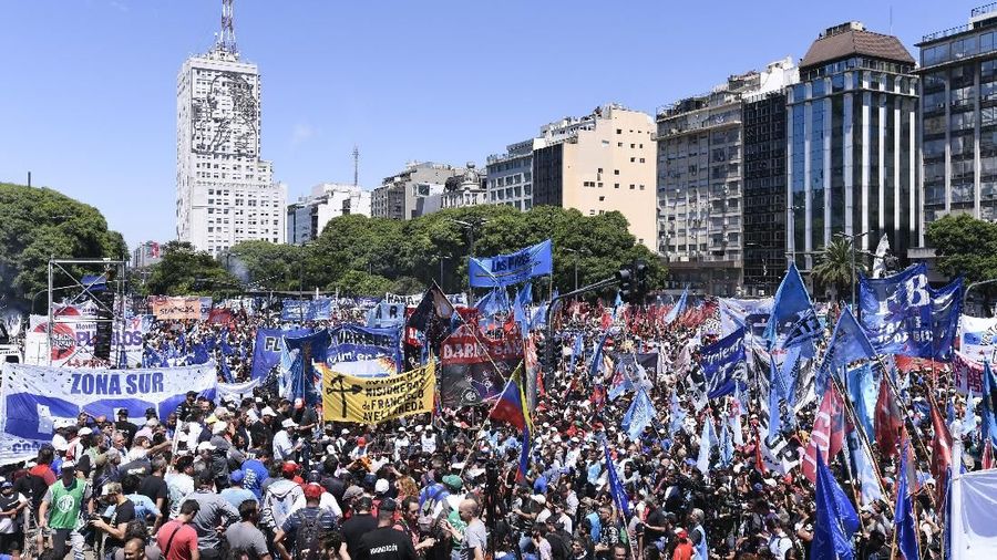 Di bawah pemerintahan Macri, ekonomi terbesar ketiga di Amerika Latin itu telah mengalami kejatuhan dan dihantam krisis.
