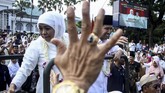 Gubernur Jawa Timur Khofifah Indar Parawansa (kiri) dan Wakil Gubernur Jawa Timur Emil Dardak (kanan) mendatangi Masjid Al Akbar Surabaya untuk melakukan sujud syukur setelah dilantik sebagai pasangan kepala daerah Jatim, Surabaya, 14 Februari 2019. (ANTARA FOTO/Umarul Faruq)
