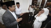 Mantan Wakil Gubenur Jawa Timur Saifullah Yusuf alias Gus Ipul (kiri) menyapa Gubernur Jawa Timur Khofifah Indar Parawansa (kanan) di Gedung Negara Grahadi, Surabaya,14 Februari 2019). Gus Ipul adalah lawan politik Khofifah dalam Pilgub Jatim 2018. (ANTARA FOTO/Moch Asim)