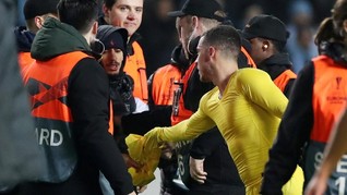 Dipeluk Penyusup, Hazard Tak Ambil Pusing