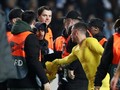 Dipeluk Penyusup, Hazard Tak Ambil Pusing