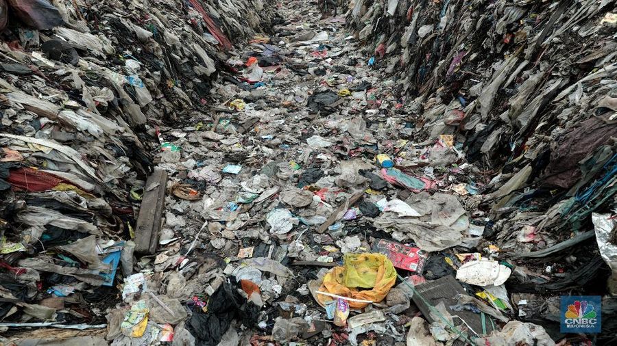 Kawasan Bantar Gebang di Kota Bekasi, Jawa Barat menjadi tempat pembuangan sampah akhir bagi warga DKI Jakarta.