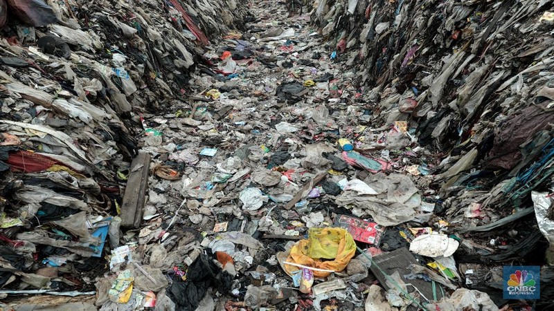 Kawasan Bantar Gebang di Kota Bekasi, Jawa Barat menjadi tempat pembuangan sampah akhir bagi warga DKI Jakarta.