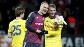 Denis Scherbitski and Zakhar Volkov merayakan kemenangan atas Arsenal yang bisa membuka pintu menuju babak 16 besar Liga Europa. (REUTERS/Vasily Fedosenko)