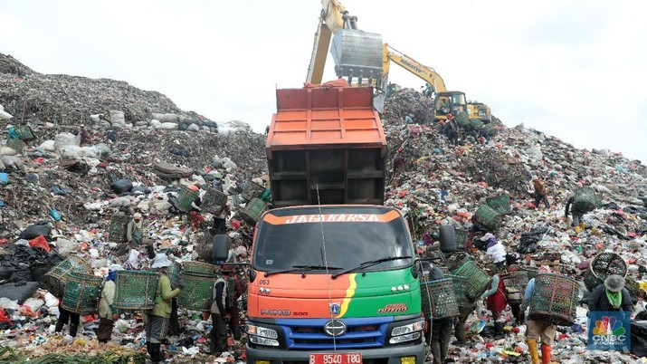 Suasana gunungan sampah di TPST Bantargebang, Bekasi, Jawa Barat Warga mengambil sisa sisa sampah di atas gunungan sampah di TPST Bantargebang, Bekasi, Jawa Barat, Jumat (15/2). Secara keseluruhan kapasitas TPST Bantargebang mencapai 49 juta ton dengan total luas lahan 110 hektare. Jumlah sampah yang masuk mencapai 7.400 ton per hari.
Terlihat truk-truk berwarna oranye bertulisan 'Dinas Kebersihan Pemerintah Provinsi DKI Jakarta' masih hilir mudik di TPST Bantargebang. Antrean panjang sekitar 100 meter terlihat di pintu masuk. Di tengah area gunung sampah, terdapat mesin pengeruk sampah. Di antara gunung sampah itu, ada sejumlah warga yang bekerja memulung sampah-sampah yang masih bisa didaur ulang. Kebanyakan mereka memilah sampah jenis pelastik yang nantinya akan dijual kembali sekitar Rp 400 rupiah per kilo. Di lokasi juga terlihat beberapa pedagang menjajakan dagangan. (CNBC Indonesia/Muhammad Sabki)