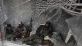 SDF harus bersabar menggempur basis terakhir pasukan ISIS. Serangan sudah digelar sejak Sabtu pekan lalu. Pernah suatu hari pasukan SDF berhasil merebut posisi kunci ISIS. Namun, pagi harinya ISIS datang menyerbu dan mengambil kembali lokasi itu. (Delil SOULEIMAN / AFP)