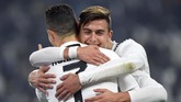 Cristiano Ronaldo merayakan gol bersama Paulo Dybala. Ronaldo tetap menjadi top skor sementara Liga Italia dengan 19 gol. (REUTERS/Massimo Pinca)