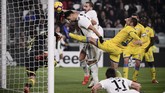 Juventus menggandakan keunggulan pada menit ke-17 melalui sontekan Leonardo Bonucci setelah memanfaatkan kemelut di depan gawang Frosinone. (Marco BERTORELLO / AFP)