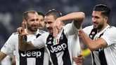 Leonardo Bonucci merayakan gol ke gawang Frosinone bersama Giorgio Chiellini dan Emre Can. Bonucci kembali bermain setelah absen cukup lama karena cedera. (REUTERS/Massimo Pinca)