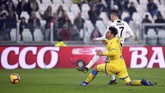 Cristiano Ronaldo mencetak gol ketiga Juventus pada menit ke-63 memanfaatkan umpan tarik Mario Mandzukic. (REUTERS/Massimo Pinca)