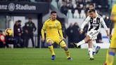 Laga berjalan enam menit Juventus mampu unggul lewat gol spektakuler Paulo Dybala. Pemain asal Argentina itu melepaskan tendangan keras dari luar kotak penalti usai menerima umpan Cristiano Ronaldo. (REUTERS/Massimo Pinca)