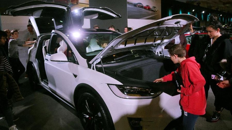 Saham Tesla menjadi bulan-bulanan investor seiring dengan 'perkelahian' sengit antara sang CEO Elon Musk dengan lembaga pengawas pasar modal AS.