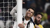 Cristiano Ronaldo bereaksi setelah gagal memanfaatkan peluang di depan gawang Frosinone. (Marco BERTORELLO / AFP)