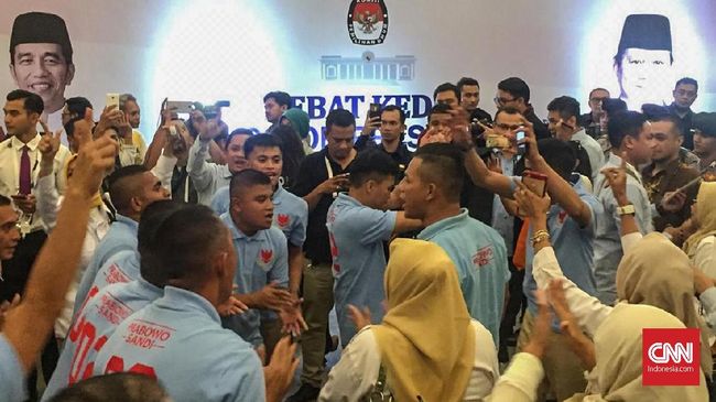 Jelang Debat Jokowi-Prabowo, Dua Pendukung Adu Yel-yel