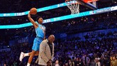 Hamidou Diallo melompat melewati Shaquille O'Neal dalam aksi di babak final menghadapi Smith Jr. (Bob Donnan-USA TODAY Sports)