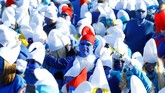 Jumlah yang hadir mengalahkan rekor Universitas Swansea, Inggris Raya pada 2009, yang menghadirkan 2.510 orang berbusana ala Smurf. (REUTERS/Arnd Wiegmann)